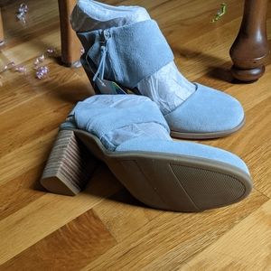 TOMS size 7 blue shoes